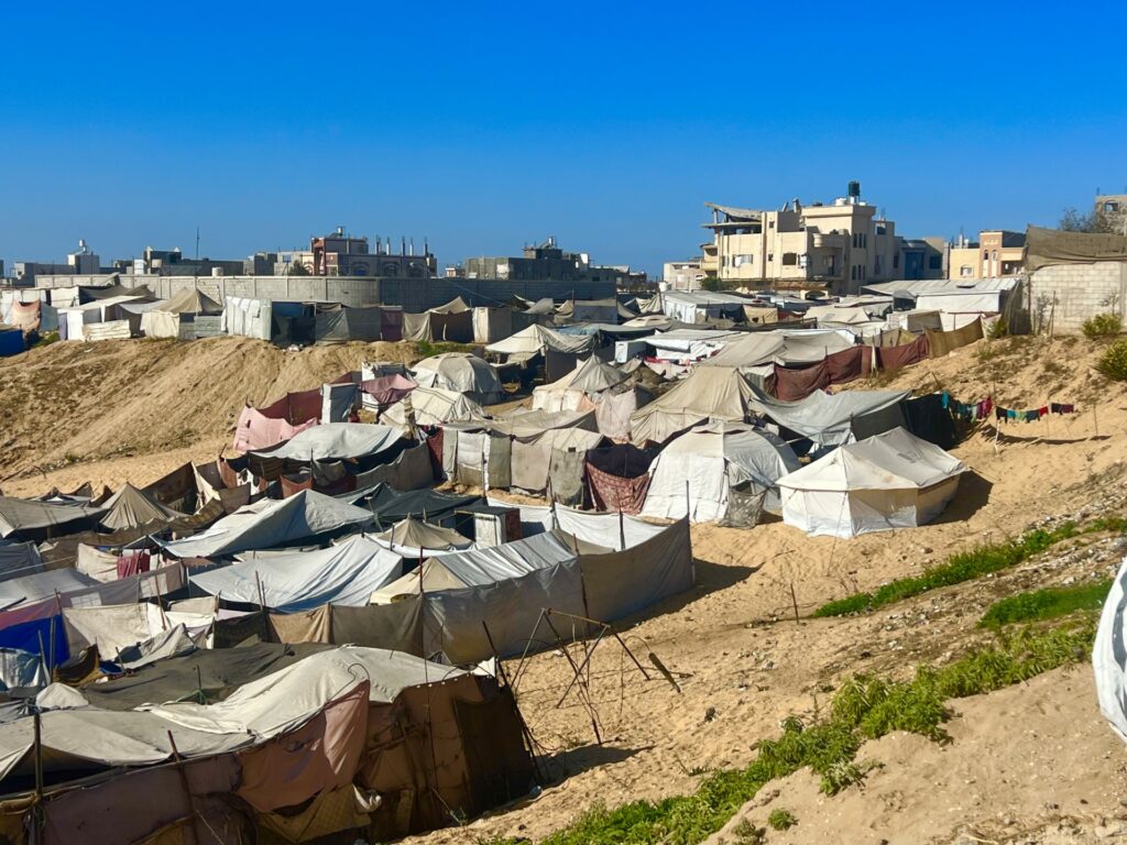 تكدس خيام النازحين الفلسطينيين في «المواصي» جنوب غزة