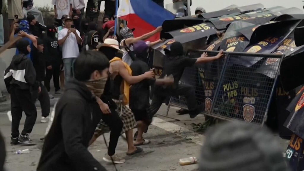 الآلاف يتظاهرون في الفلبين احتجاجا على شبهة فساد بمشاريع مكافحة الفيضانات