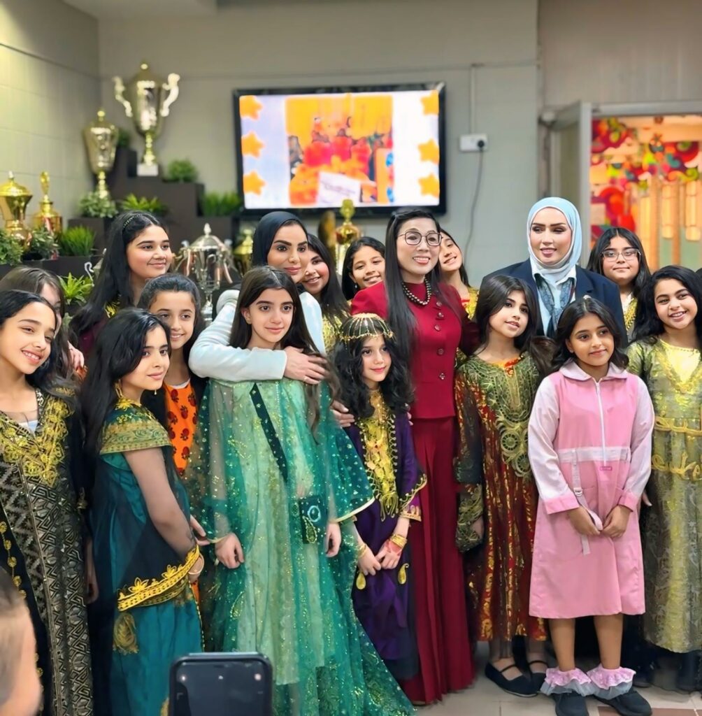 عقيلة رئيس وزراء فيتنام تزور مدرسة «أسماء بنت يزيد الأنصارية»