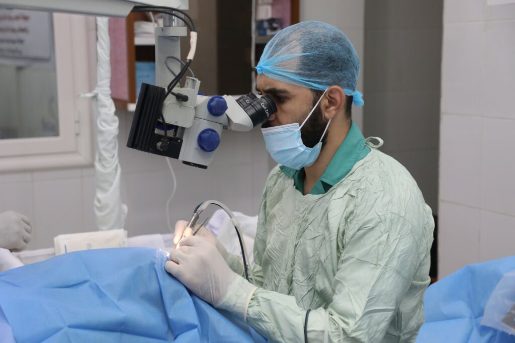 مع تفاقم أزمة العمى بالسودان.. مساعدات الكويت باب أمل لمرضى أثخنت الحرب معاناتهم