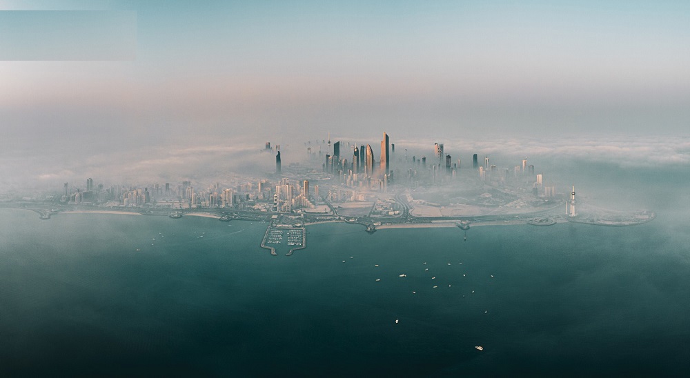 الكويت تتحول إلى لوحة جمالية فريدة بعد تشكل السحب والضباب المنخفض