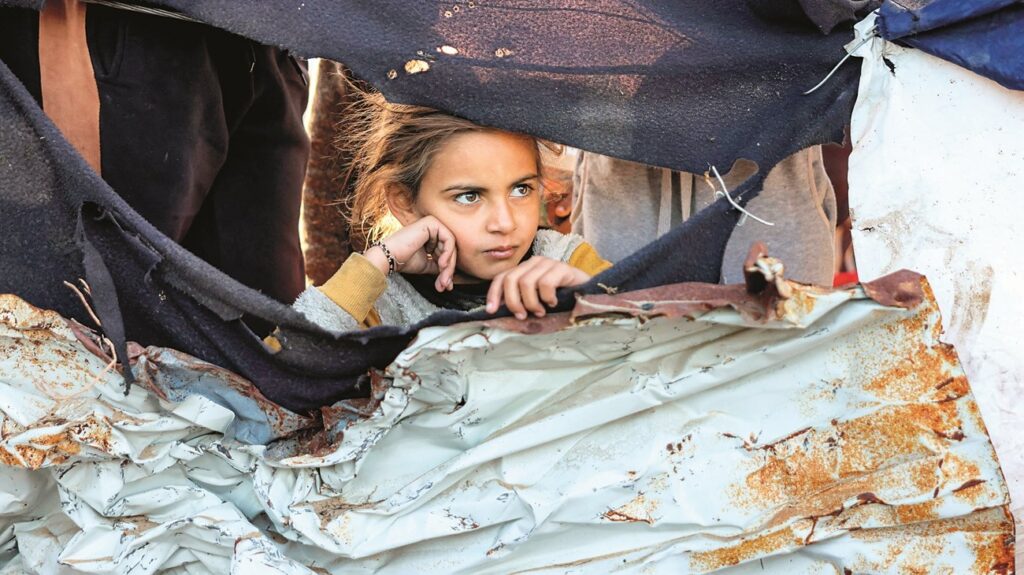 البرد يقتل الغزيّين… والأمطار تهدم منازلَهم