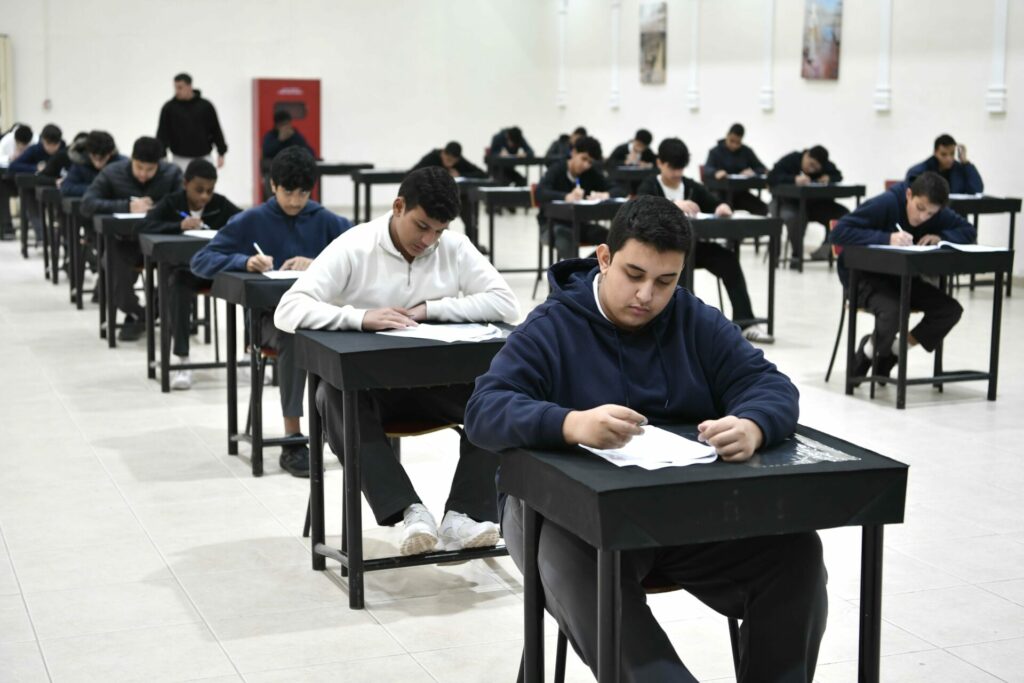 طلبة الصفين الـ10 والـ11 ينهون اختبارات الفصل الدراسي الأول