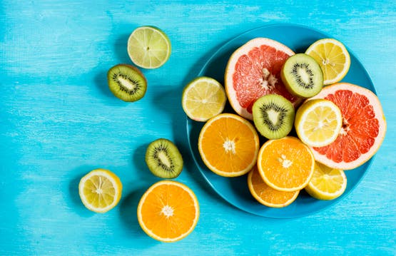 الكيوي والبرتقال.. أيهما أفضل للحصول على فيتامين C؟