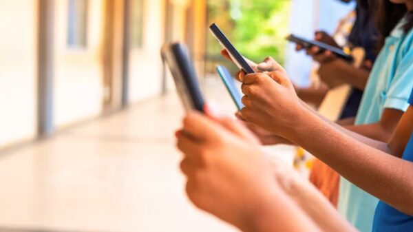 دراسة حديثة: الإفراط في استخدام الهواتف الذكية يؤدي إلى الزهايمر