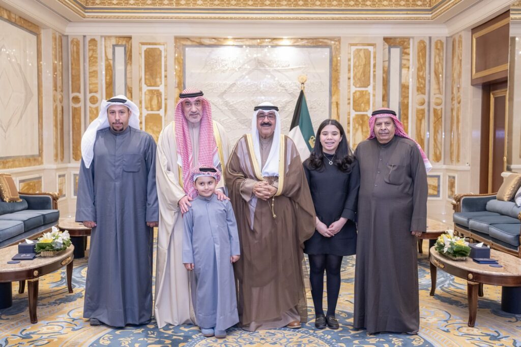 سمو أمير البلاد يستقبل رئيس مجلس الوزراء بالإنابة وزير الداخلية وأسرة شهيد الواجب خالد الشرف