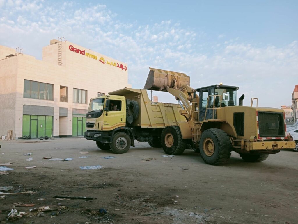 «البلدية»: رفع 32 درباً من المخلفات في منطقة غرب أبو فطيرة الحرفية