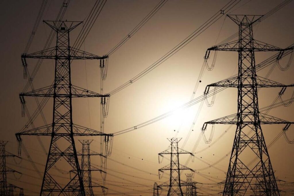 الكهرباء: اندلاع حريق محدود في محطة الدوحة.. نتيجة سقوط شظية على خزان وقود