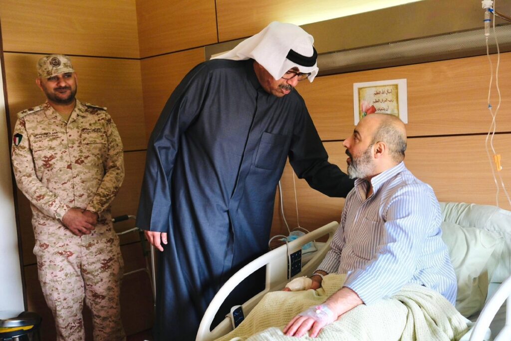 وزير الدفاع يطمئن على صحة أحد المصابين بالطائرات المسيّرة