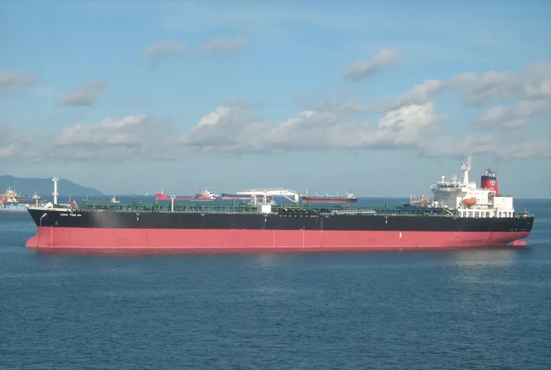 سلطنة عمان: استهداف ناقلة نفط بزورق مفخخ وإخلاء طاقمها