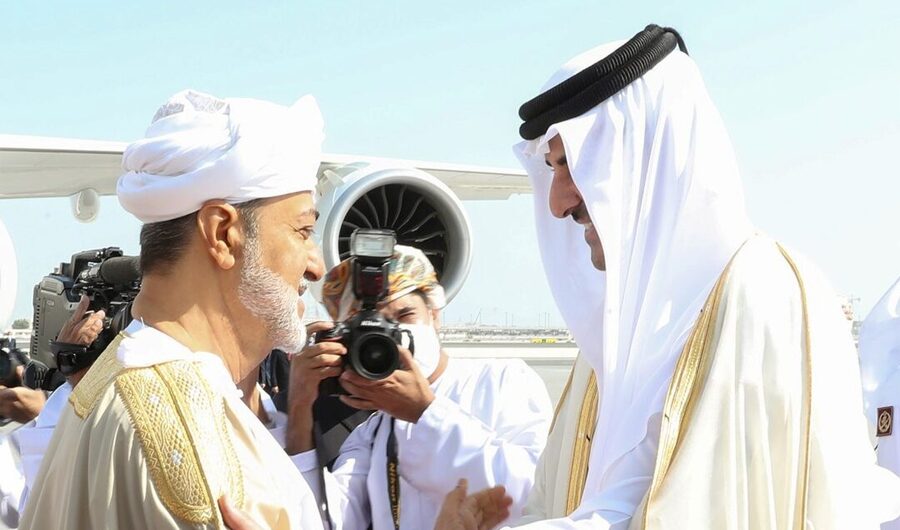 سلطان عمان وأمير قطر يؤكدان ضرورة تكاتف الجهود لحماية الملاحة البحرية