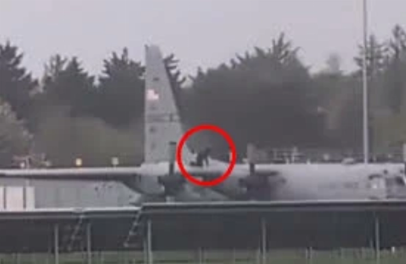 رجل يهاجم طائرة شحن أمريكية في إيرلندا بـ «فأس»!