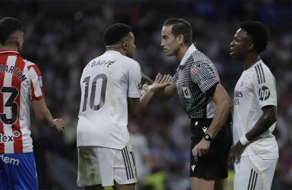 هل يستحق مبابي ركلة جزاء أمام جيرونا؟.. خبير تحكيمي يوضح