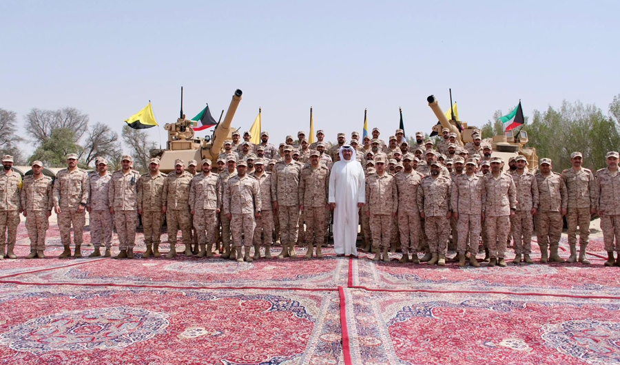 وزير الدفاع ووزير الداخلية بالإنابة يزور عدداً من المواقع العسكرية