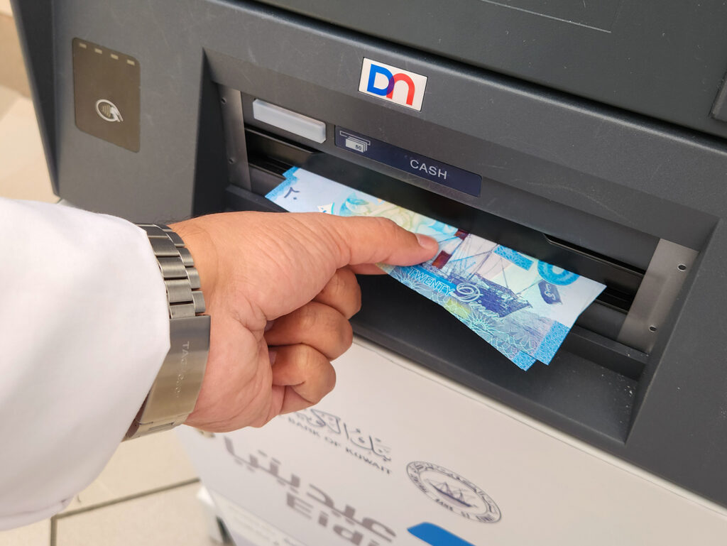 بنك الكويت المركزي يوفر أجهزة لسحب العيادي في المجمعات التجارية