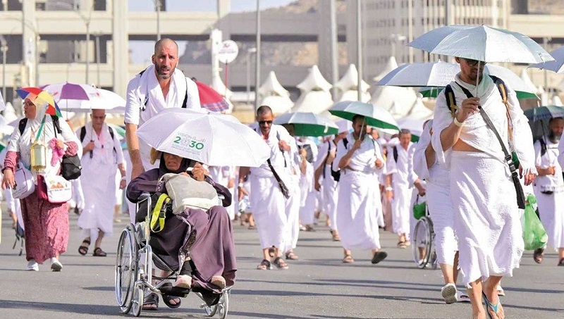 حجاج بيت الله يتوافدون إلى مشعر منى لقضاء يوم التروية