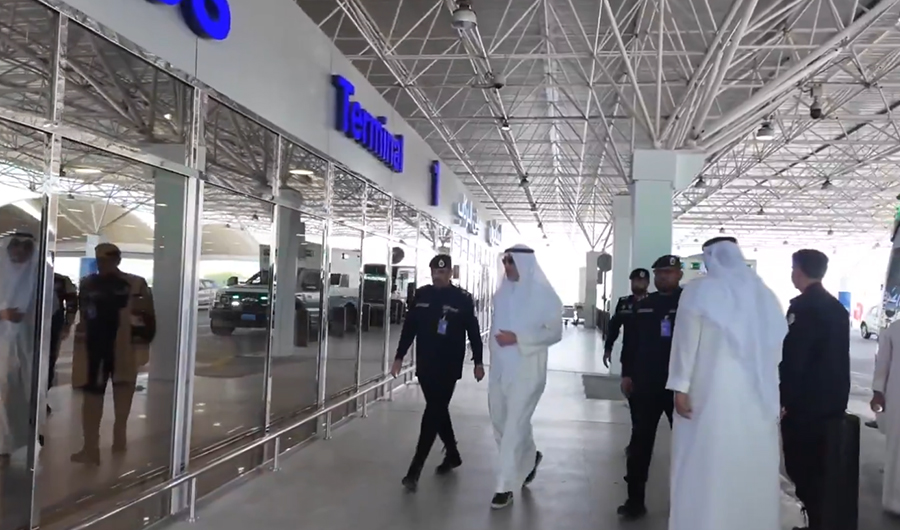 وزير الداخلية يتفقد مبنى الركاب «T1» في مطار الكويت الدولي عقب تعرضه لعدوان إيراني آثم
