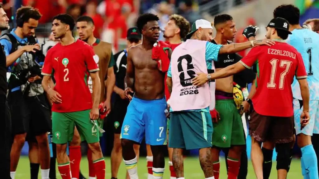بعد تعادل البرازيل مع الأسود.. نيمار يطلب قميص نجم منتخب المغرب