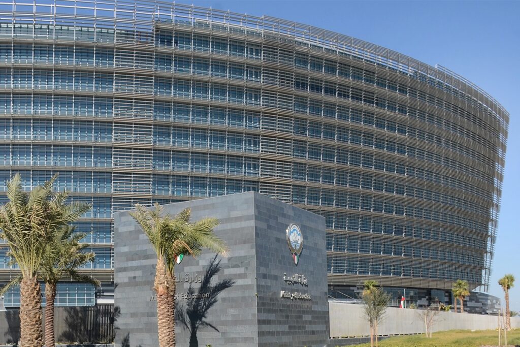 التربية: إعفاء مديري لجنتين امتحانيتين ومراقبين وملاحظين لوجود شبهات بسير الامتحانات