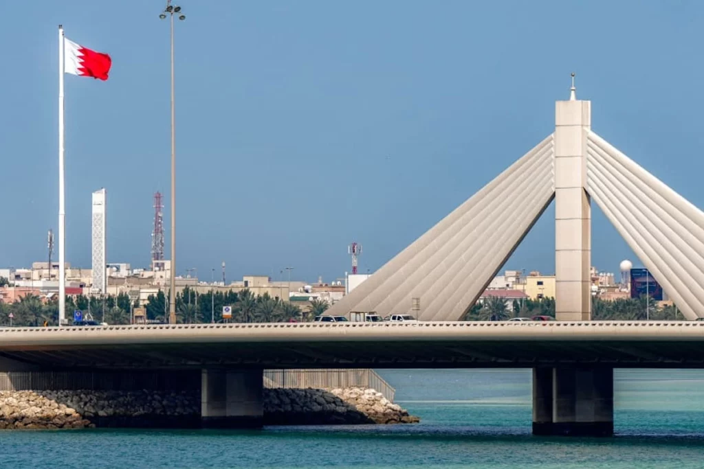 البحرين إصابة طفلة واحتراق مركبات جراء العدوان الإيراني