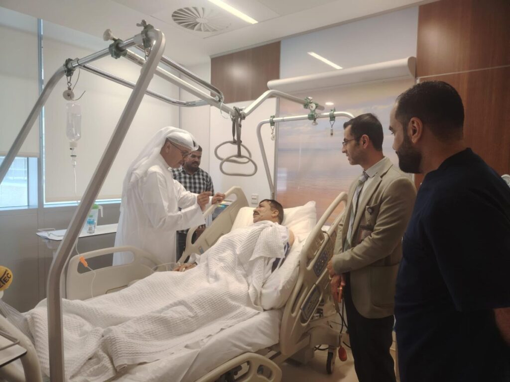 المخيزيم والزامل يطمئنان في مستشفى الجهراء على فني أصيب أثناء إصلاح خط هوائي