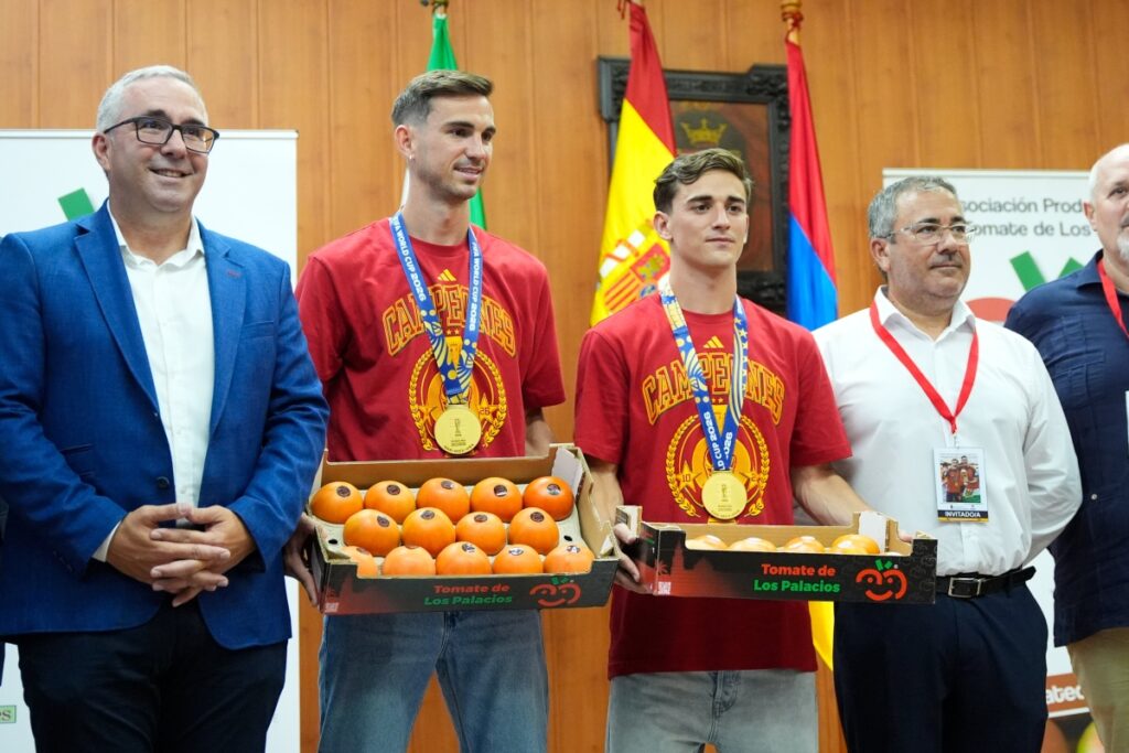 طماطم.. تكريم ثنائي المنتخب الإسباني غافي وفابيان