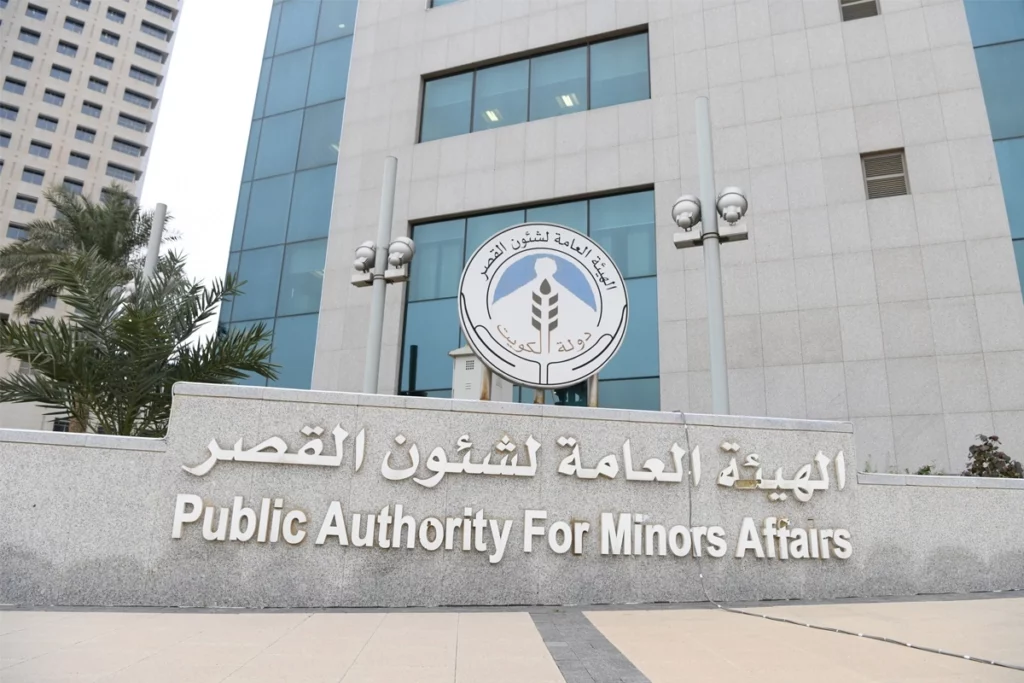 ترقيات بالأقدمية وعلاوات دورية وتثبيت موظفين في «القُصّر»