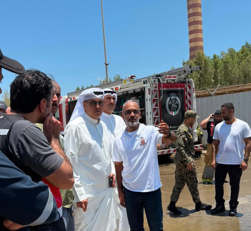 وزير الكهرباء يزور موقع الحادث في محطة القوى الكهربائية وتقطير المياه