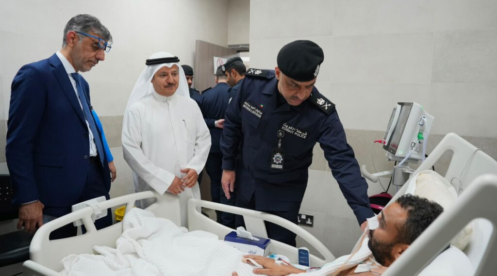 وكيل الداخلية يطمئن على رجل الأمن المصاب أثناء أداء واجبه