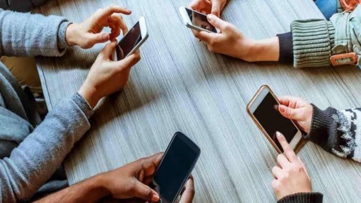 5 أضرار تترك آثارا جسدية.. هاتفك سبب آلامك