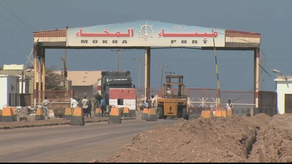 اليمن.. الحوثيون يستهدفون منشآت مدنية في ميناء المخا اليمني
