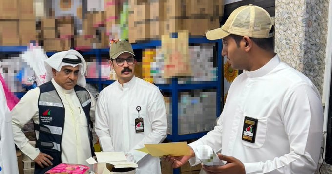 «التجارة» تدهم مخزناً في «العاصمة».. غش تجاري